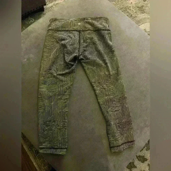 Lululemon cropped leggings size 6 - Picture 2 of 9